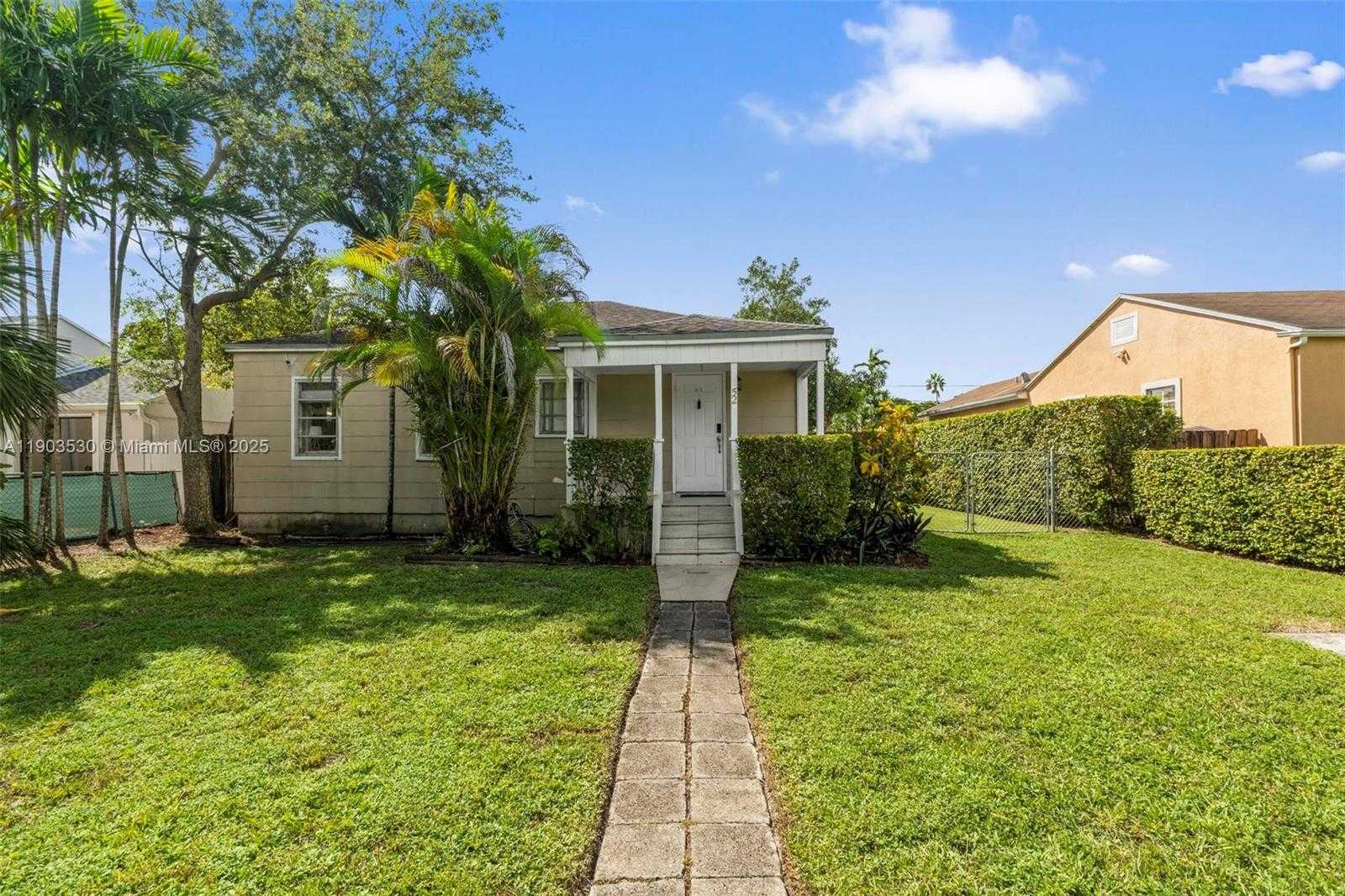 Small Image of 52 FLAGLER DR, Miami Springs Number 2