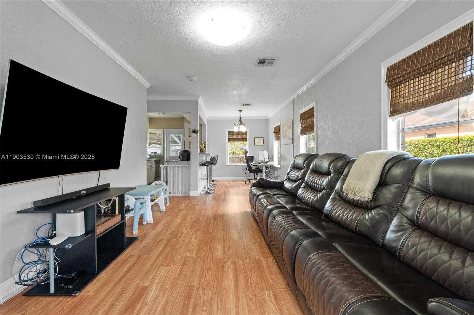 Small Image of 52 FLAGLER DR, Miami Springs Number 3