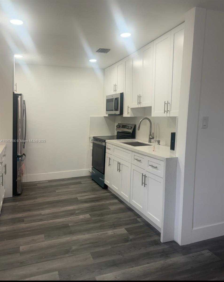 Small Image of 5611 SOUTH WEST 38TH ST, Davie Number 12