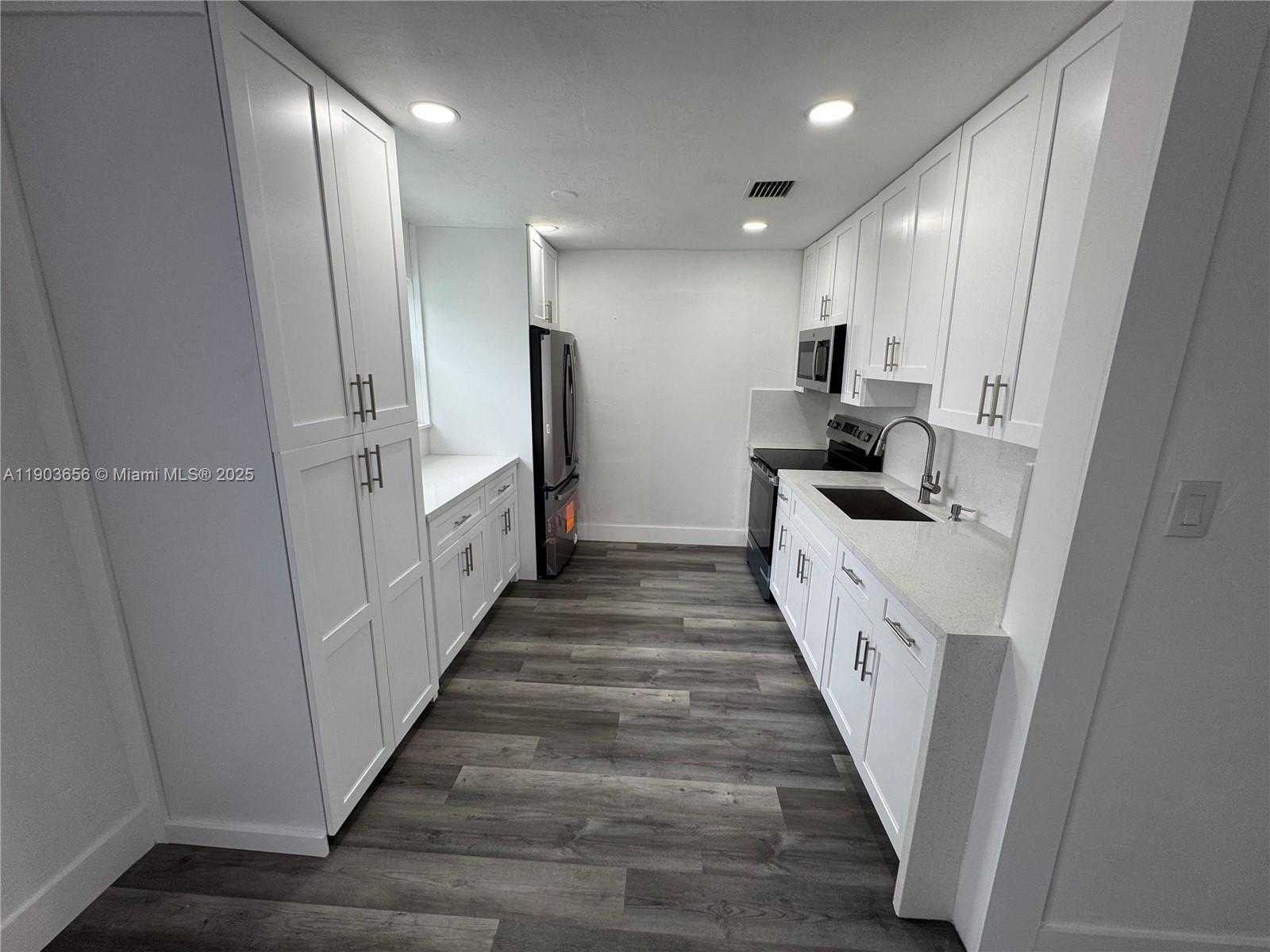 Small Image of 5611 SOUTH WEST 38TH ST, Davie Number 2