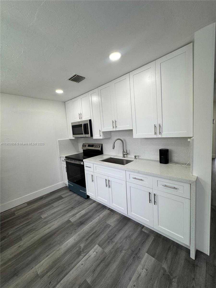 Small Image of 5611 SOUTH WEST 38TH ST, Davie Number 3