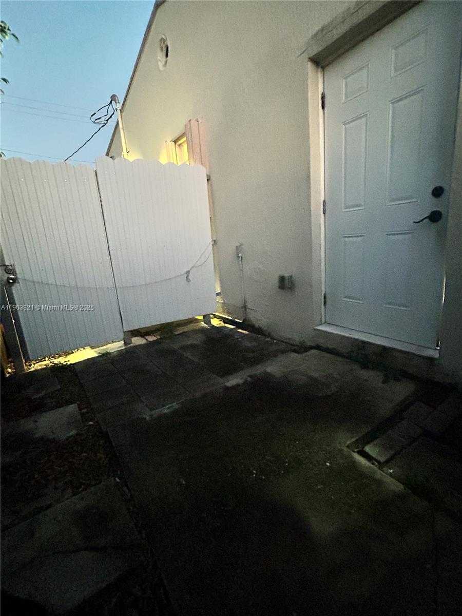 Small Image of 6341 EAST 6TH AVE, Hialeah Number 14