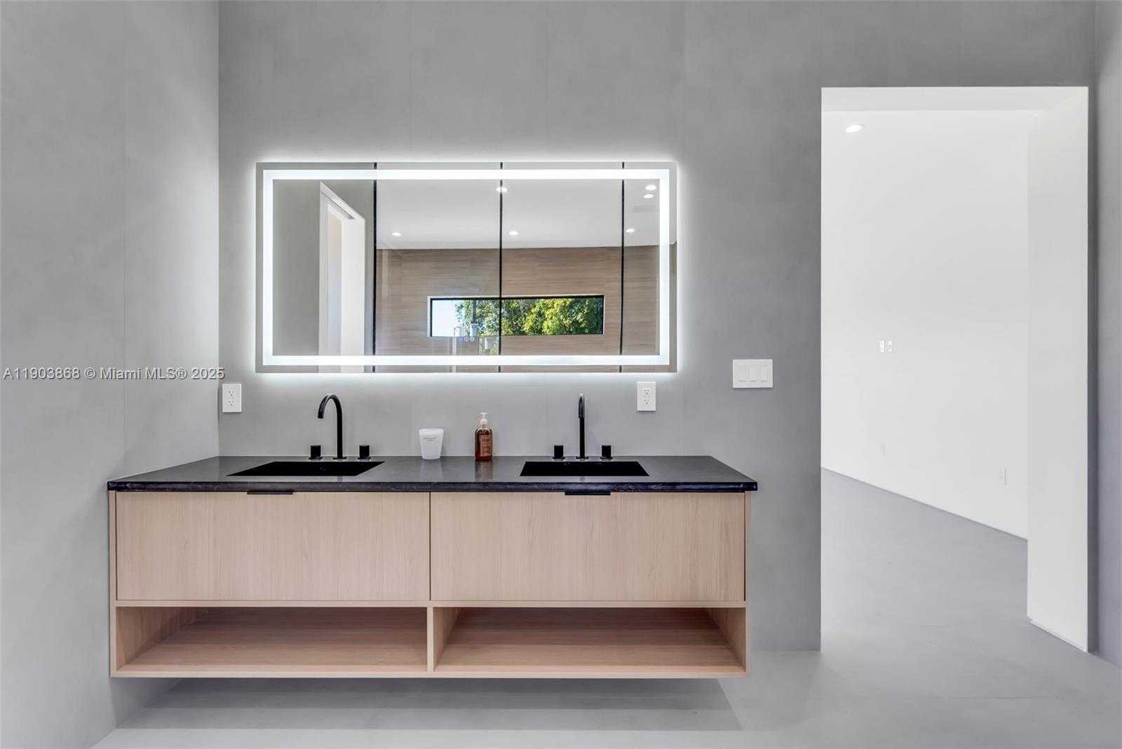 Small Image of 549 EAST DR, Miami Springs Number 23