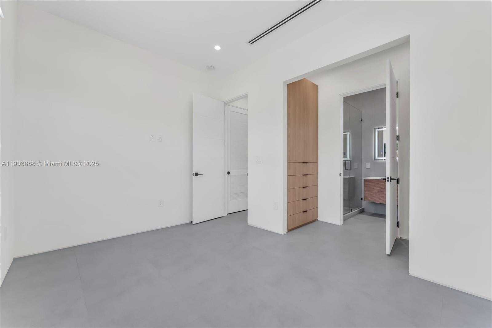 Small Image of 549 EAST DR, Miami Springs Number 28