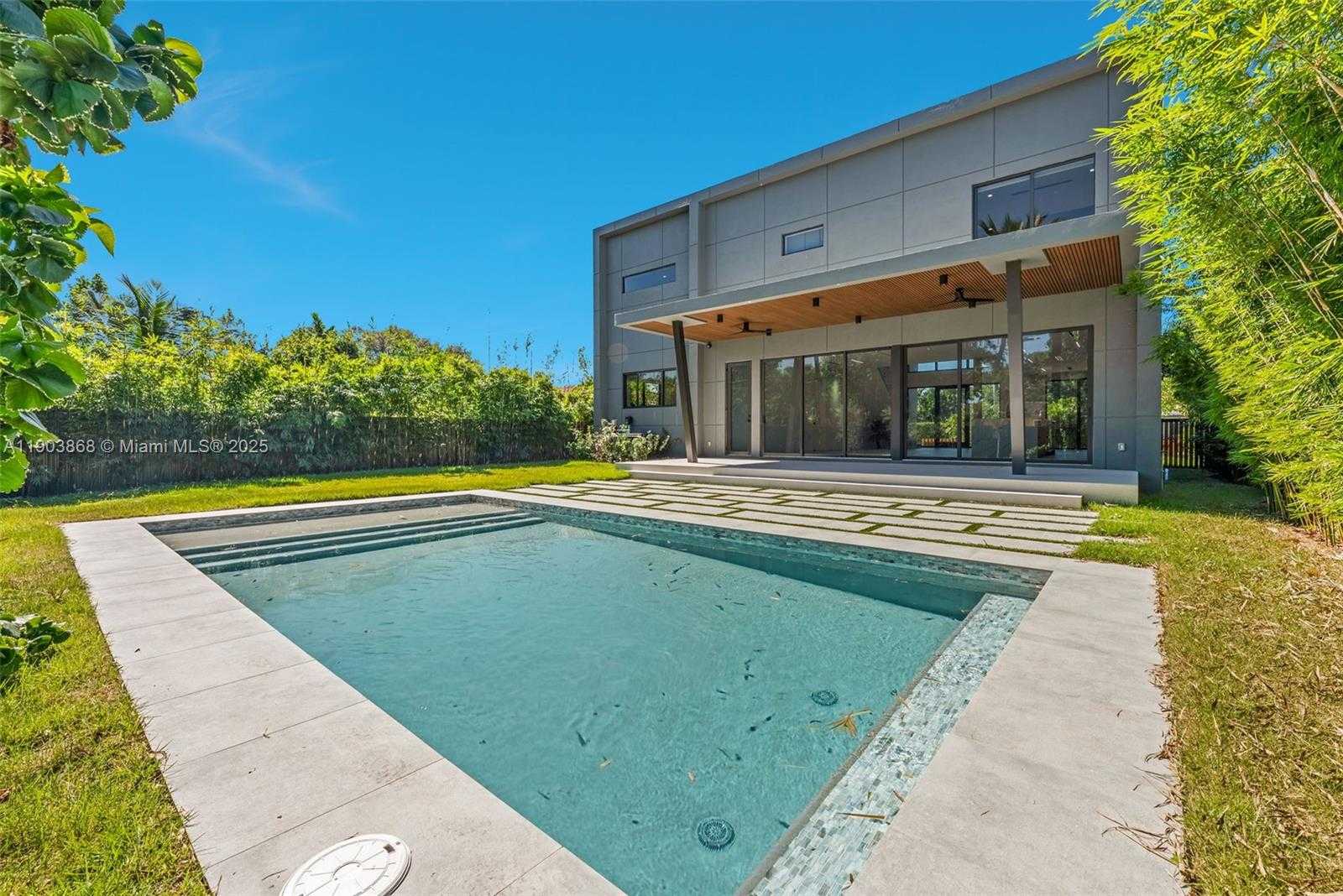 Small Image of 549 EAST DR, Miami Springs Number 36