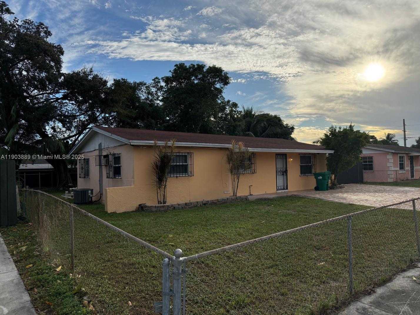 Small Image of 3834 NORTH WEST 209TH ST, Miami Gardens Number 2