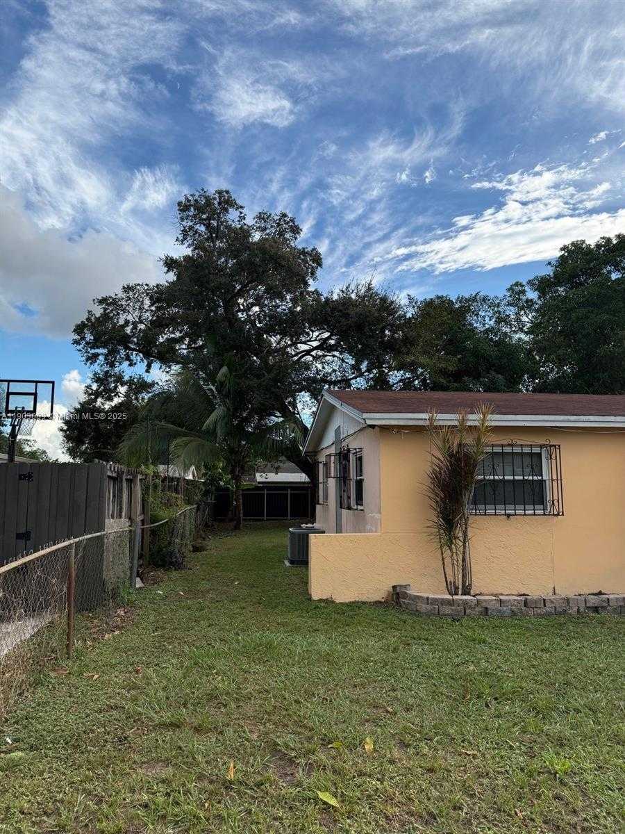 Small Image of 3834 NORTH WEST 209TH ST, Miami Gardens Number 4