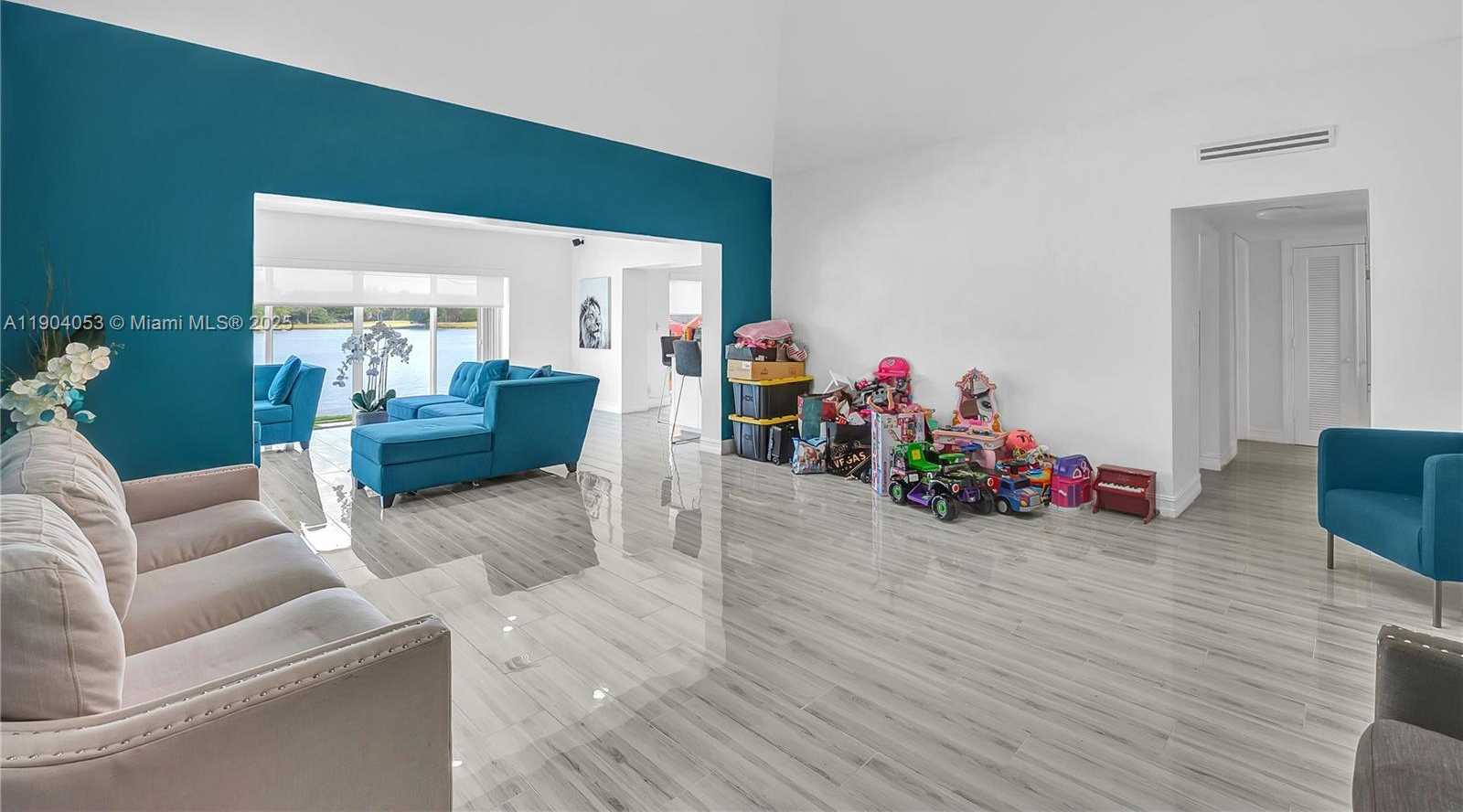 Small Image of 5602 WHITE CEDAR LN, Tamarac Number 2