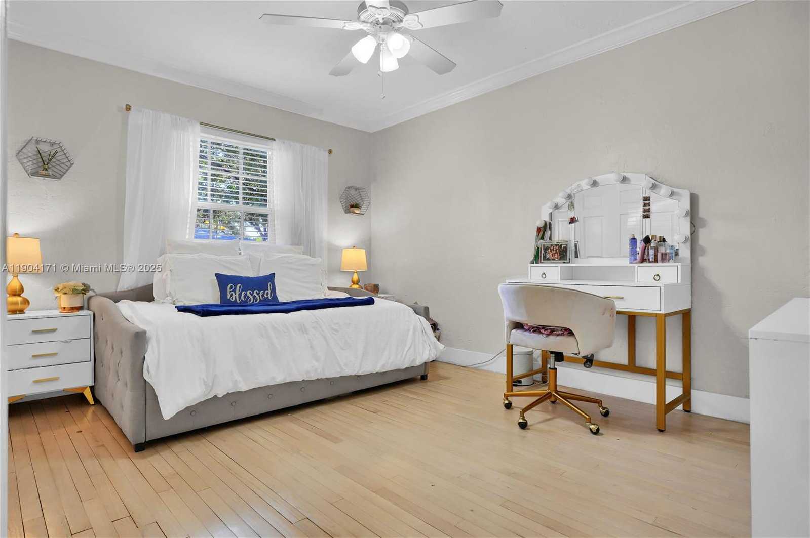 Small Image of Miami Number 16