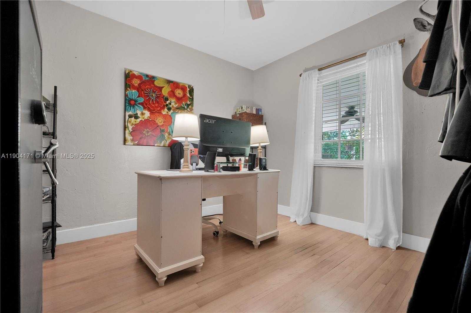 Small Image of Miami Number 17