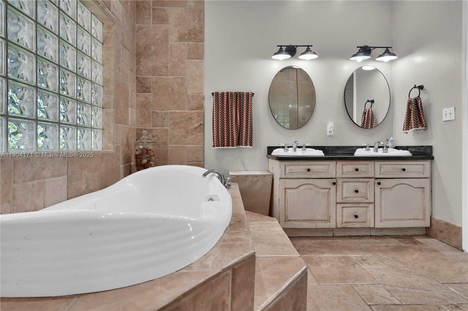 Small Image of Miami Number 19