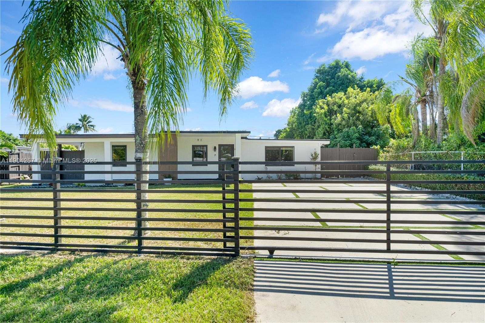 Small Image of 14970 LEISURE DR, Homestead Number 45