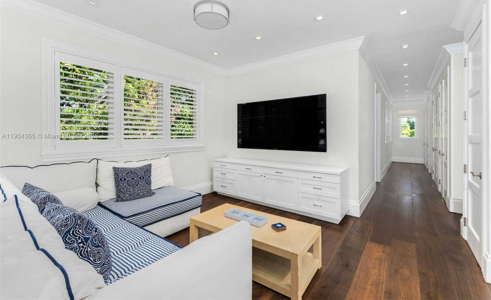 Small Image of 2500 REGATTA AVE, Miami Beach Number 11