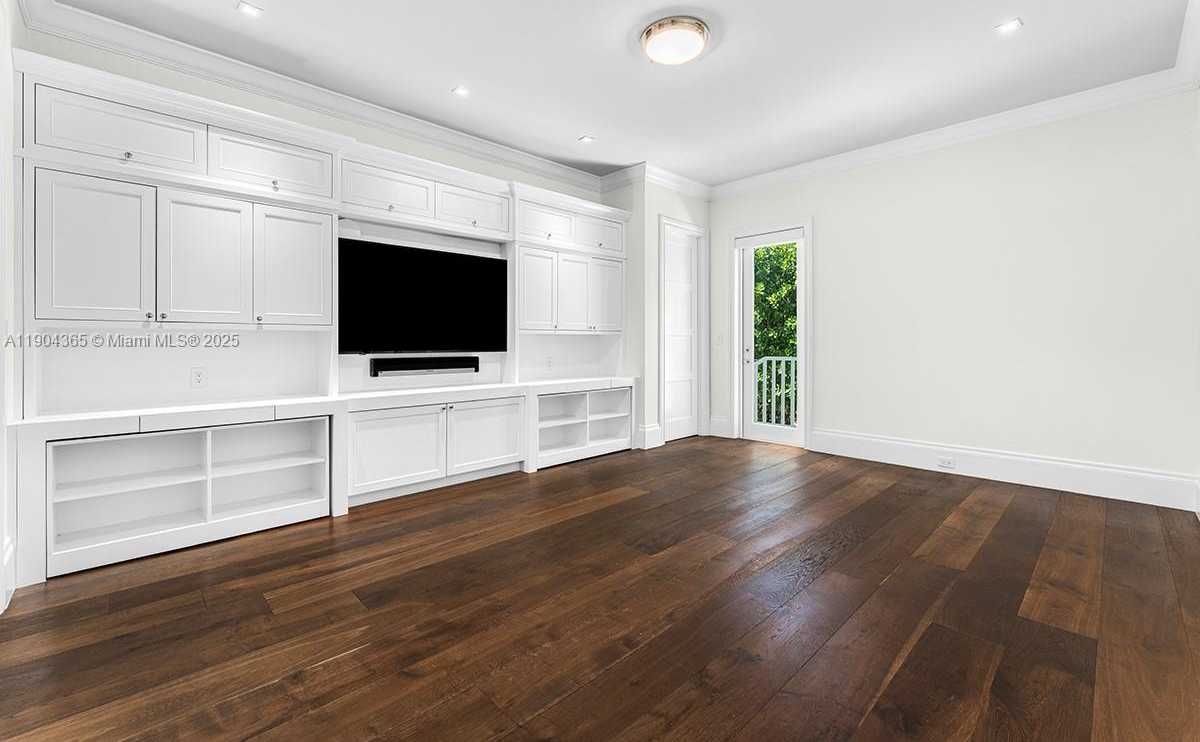 Small Image of 2500 REGATTA AVE, Miami Beach Number 14