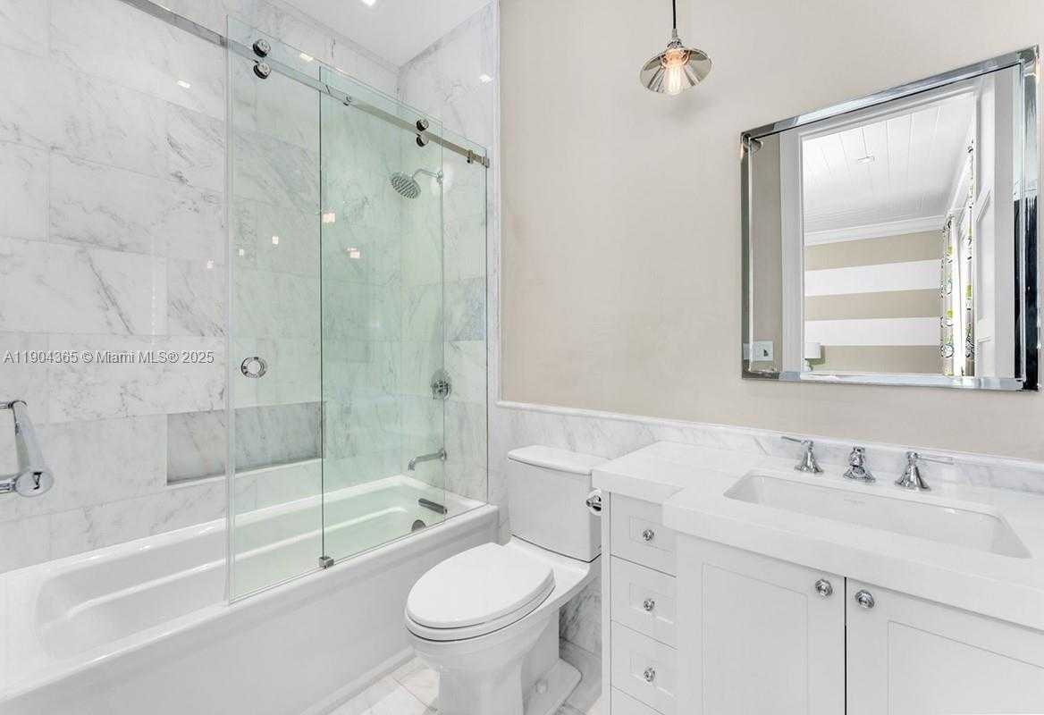 Small Image of 2500 REGATTA AVE, Miami Beach Number 21