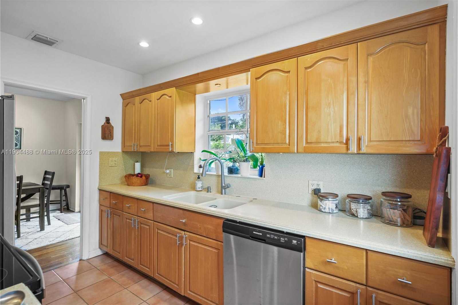 Small Image of 924 EL RADO ST, Coral Gables Number 11