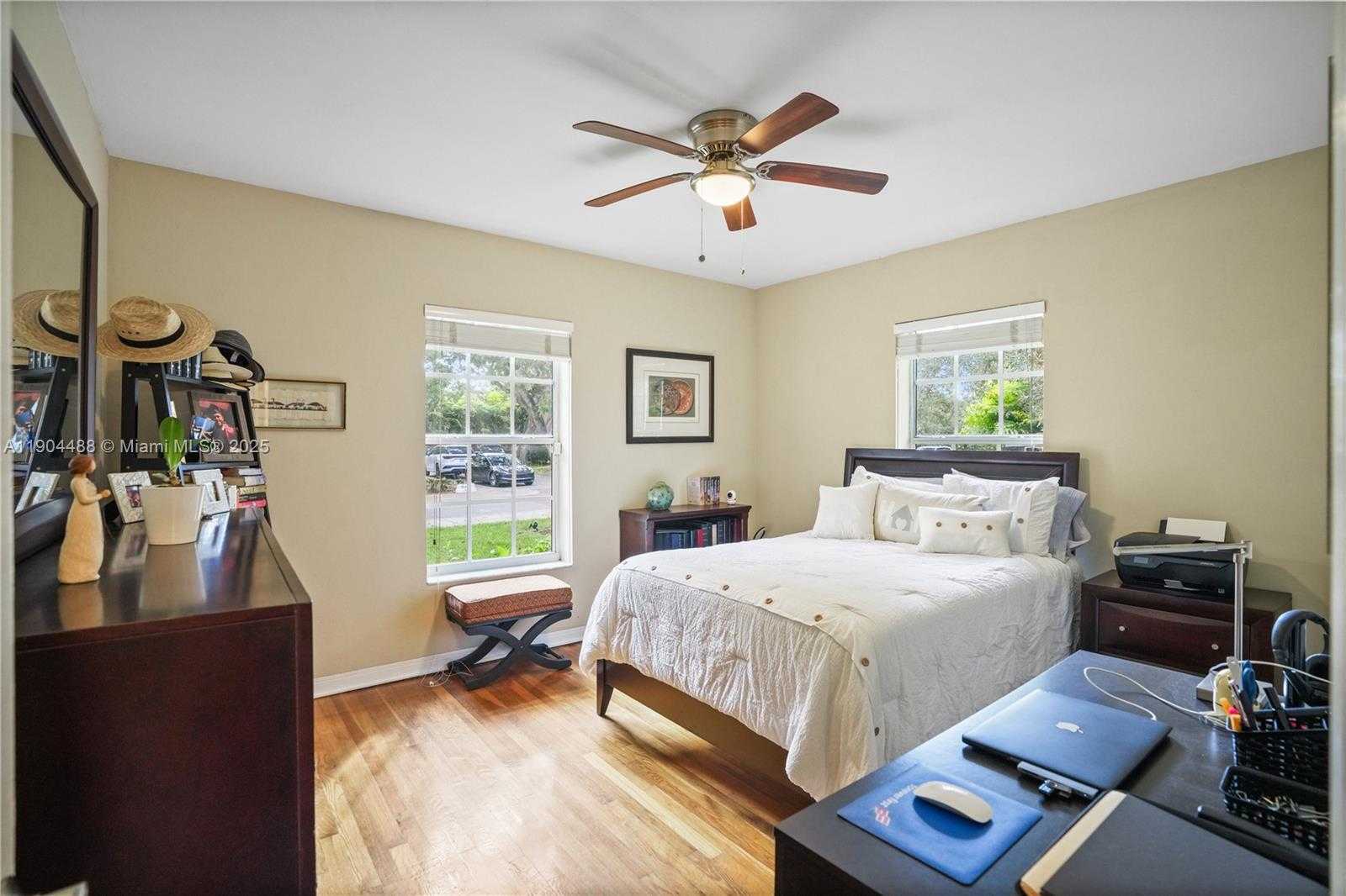 Small Image of 924 EL RADO ST, Coral Gables Number 14