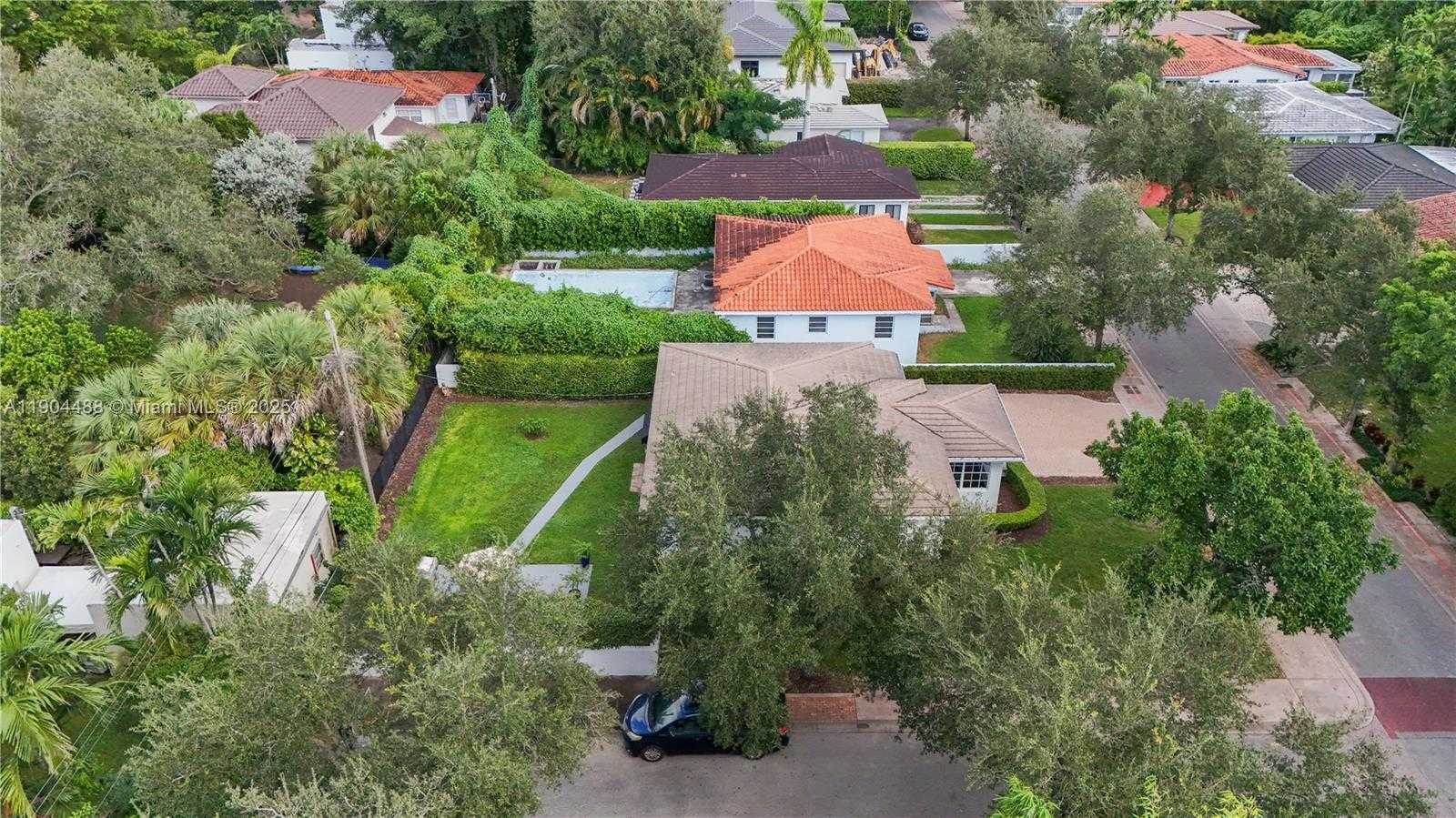 Small Image of 924 EL RADO ST, Coral Gables Number 24