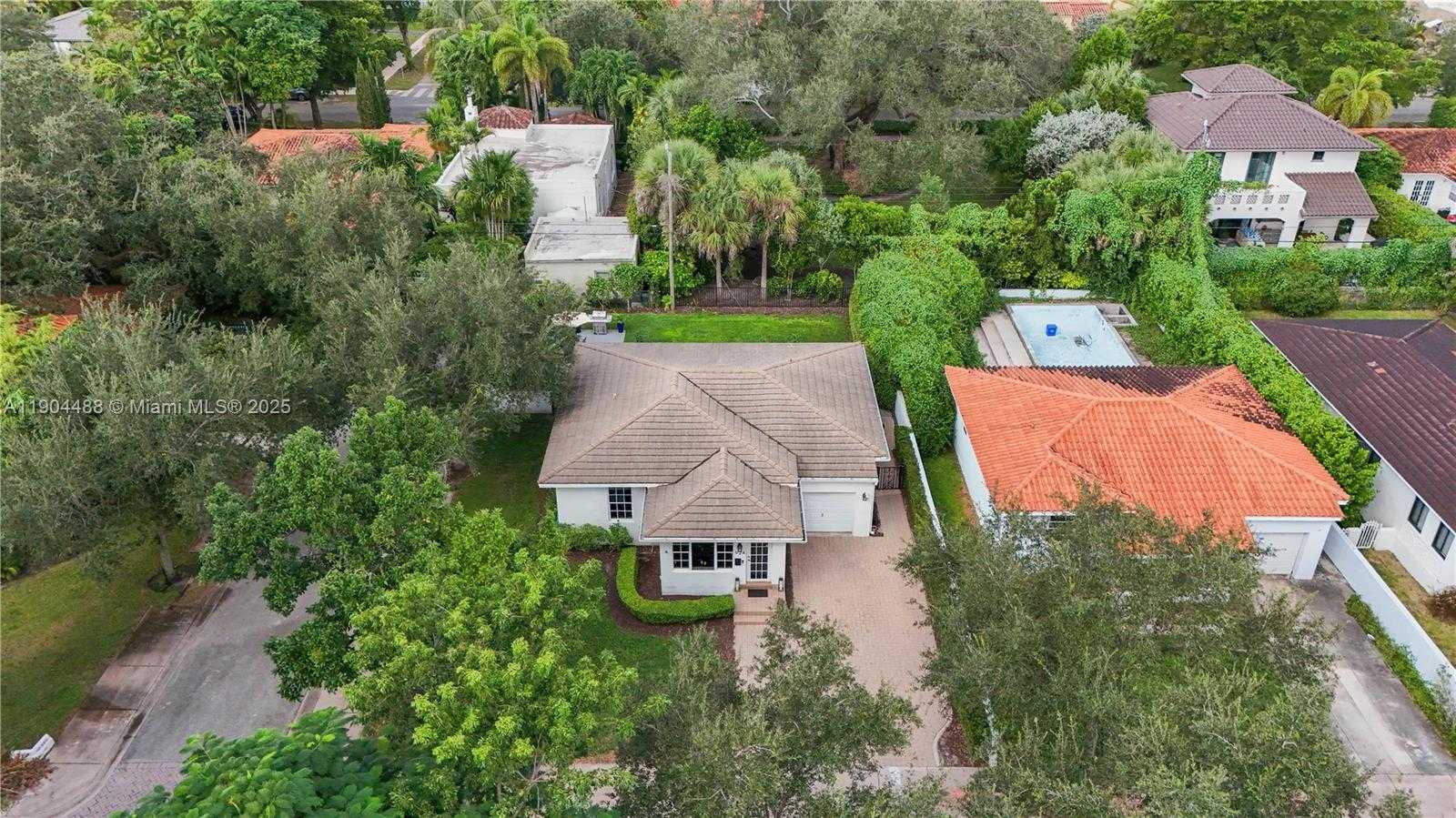 Small Image of 924 EL RADO ST, Coral Gables Number 25