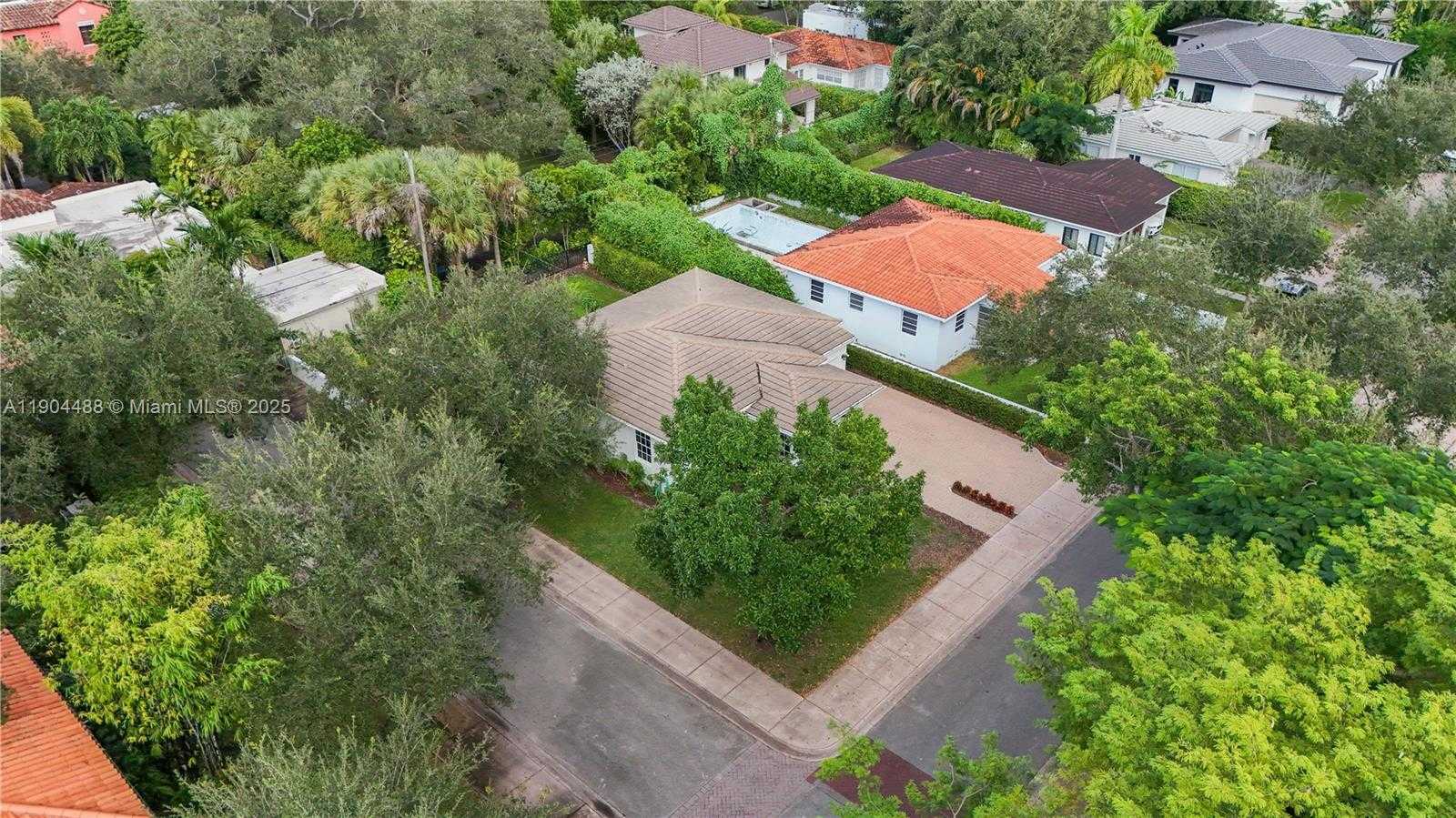 Small Image of 924 EL RADO ST, Coral Gables Number 26