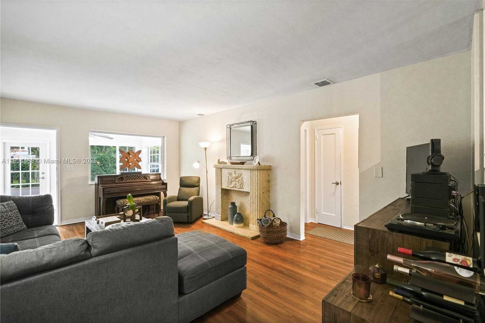 Small Image of 924 EL RADO ST, Coral Gables Number 6