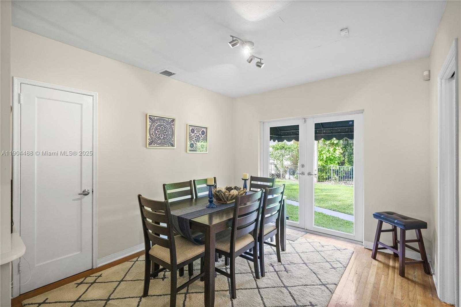 Small Image of 924 EL RADO ST, Coral Gables Number 8