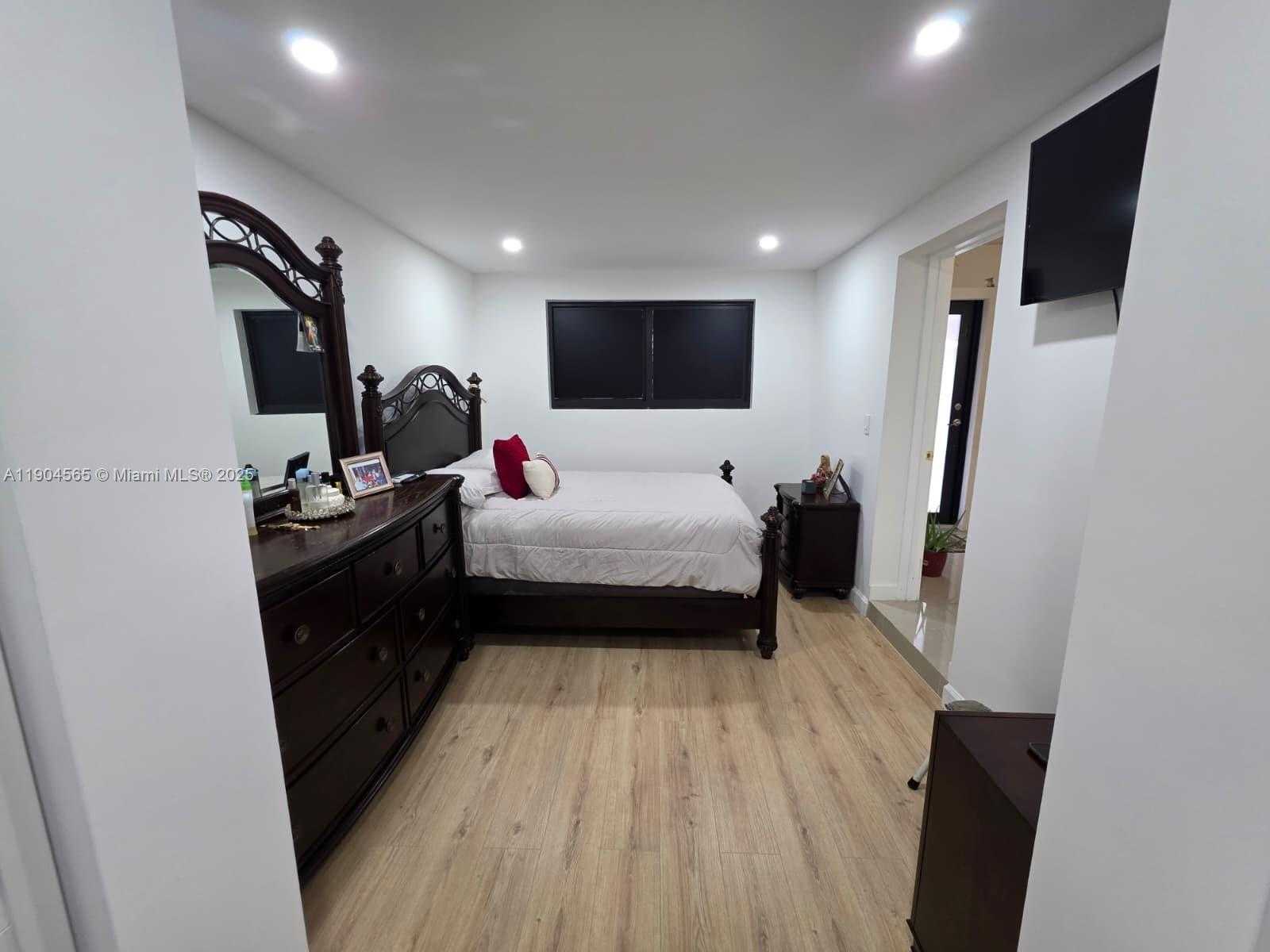 Small Image of 7510 GRANADA BLVD, Miramar Number 14