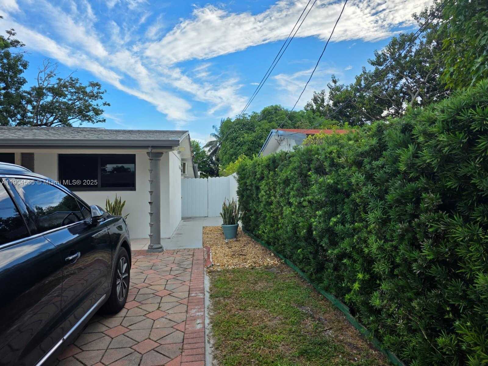 Small Image of 7510 GRANADA BLVD, Miramar Number 4