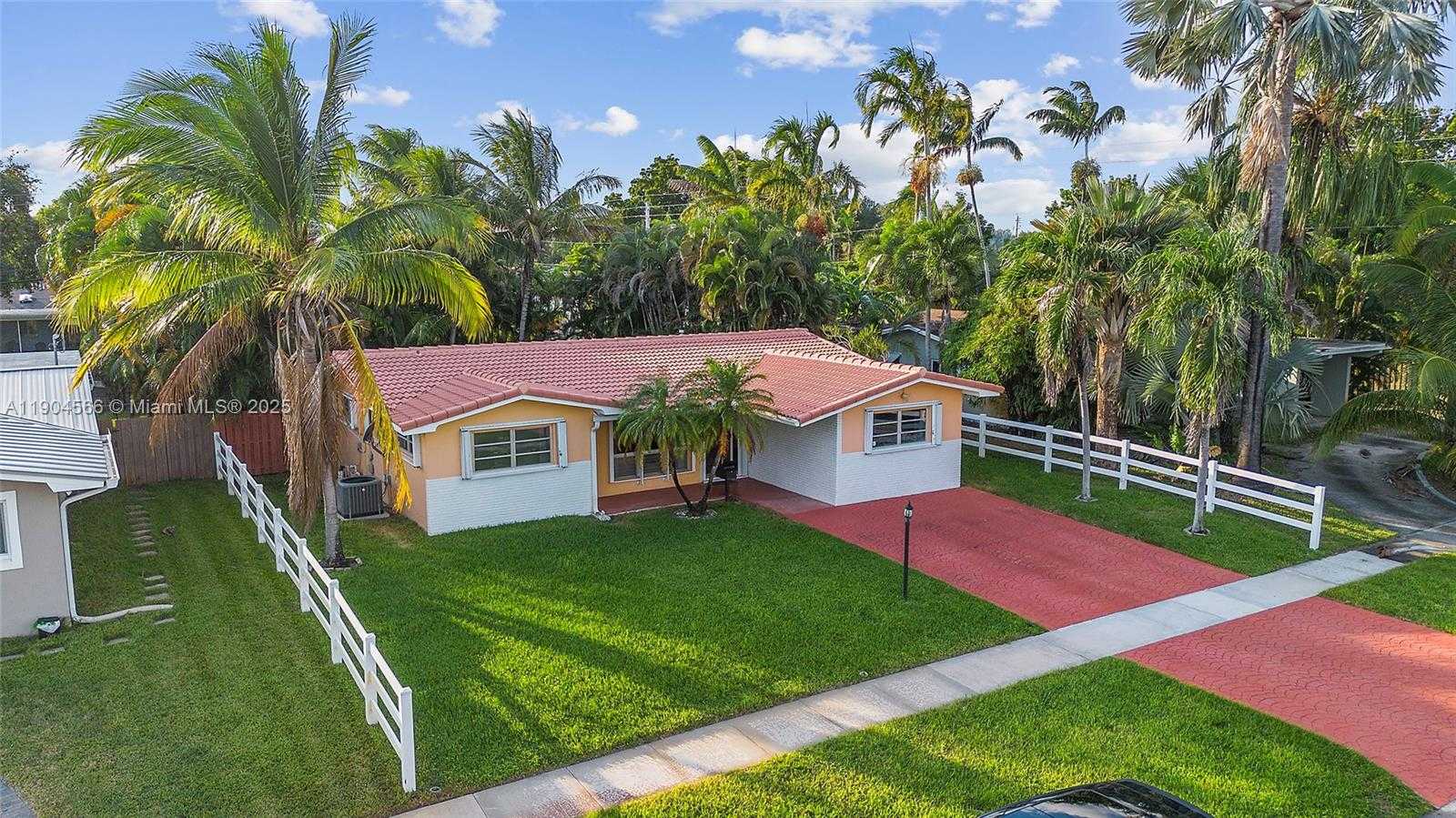 Small Image of 2000 NORTH 44TH AVE, Hollywood Number 2