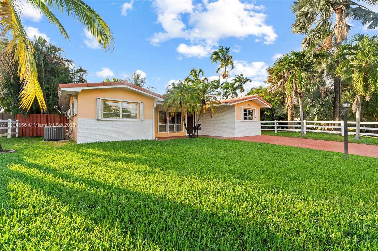 Small Image of 2000 NORTH 44TH AVE, Hollywood Number 4