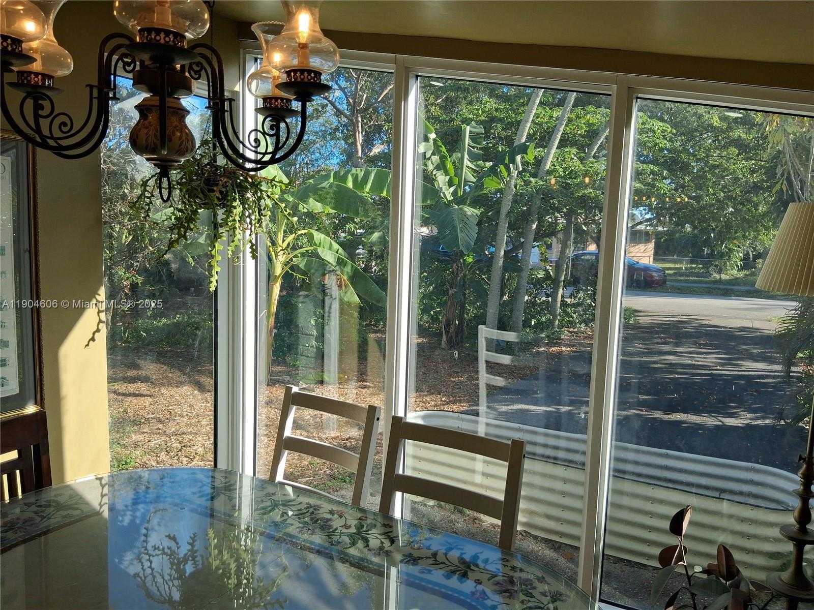 Small Image of 2431 MAYO ST, Hollywood Number 3