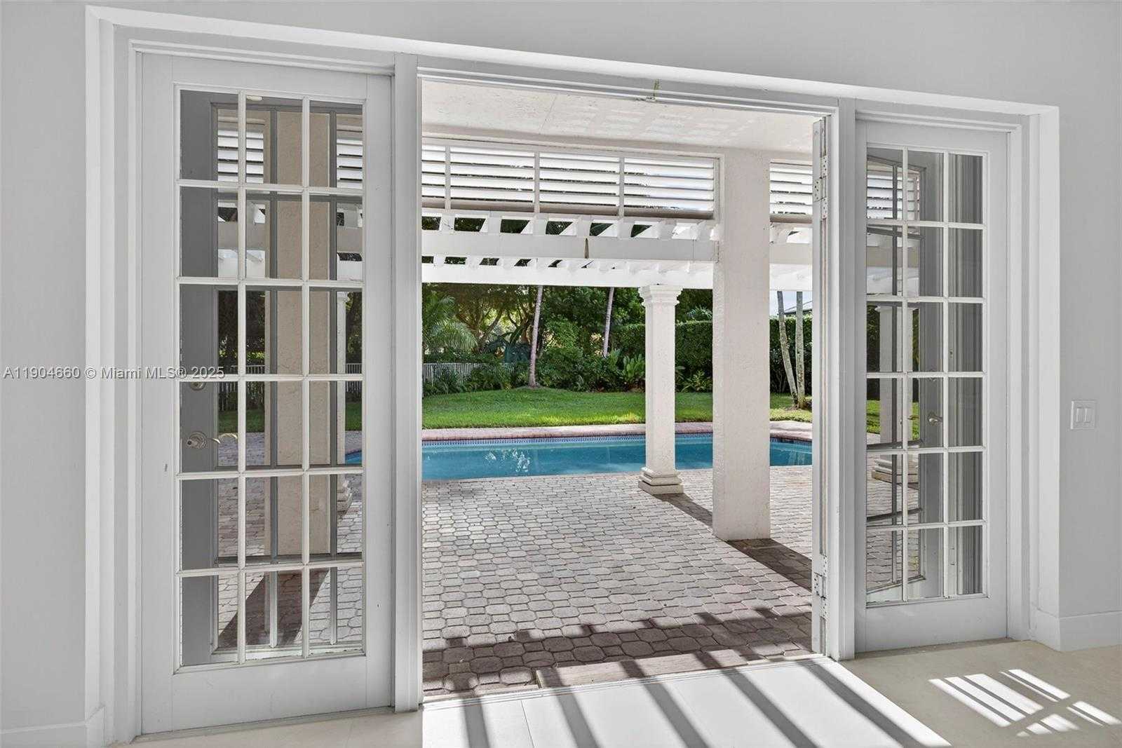 Small Image of 1781 HARBOR POINTE CIR, Weston Number 16