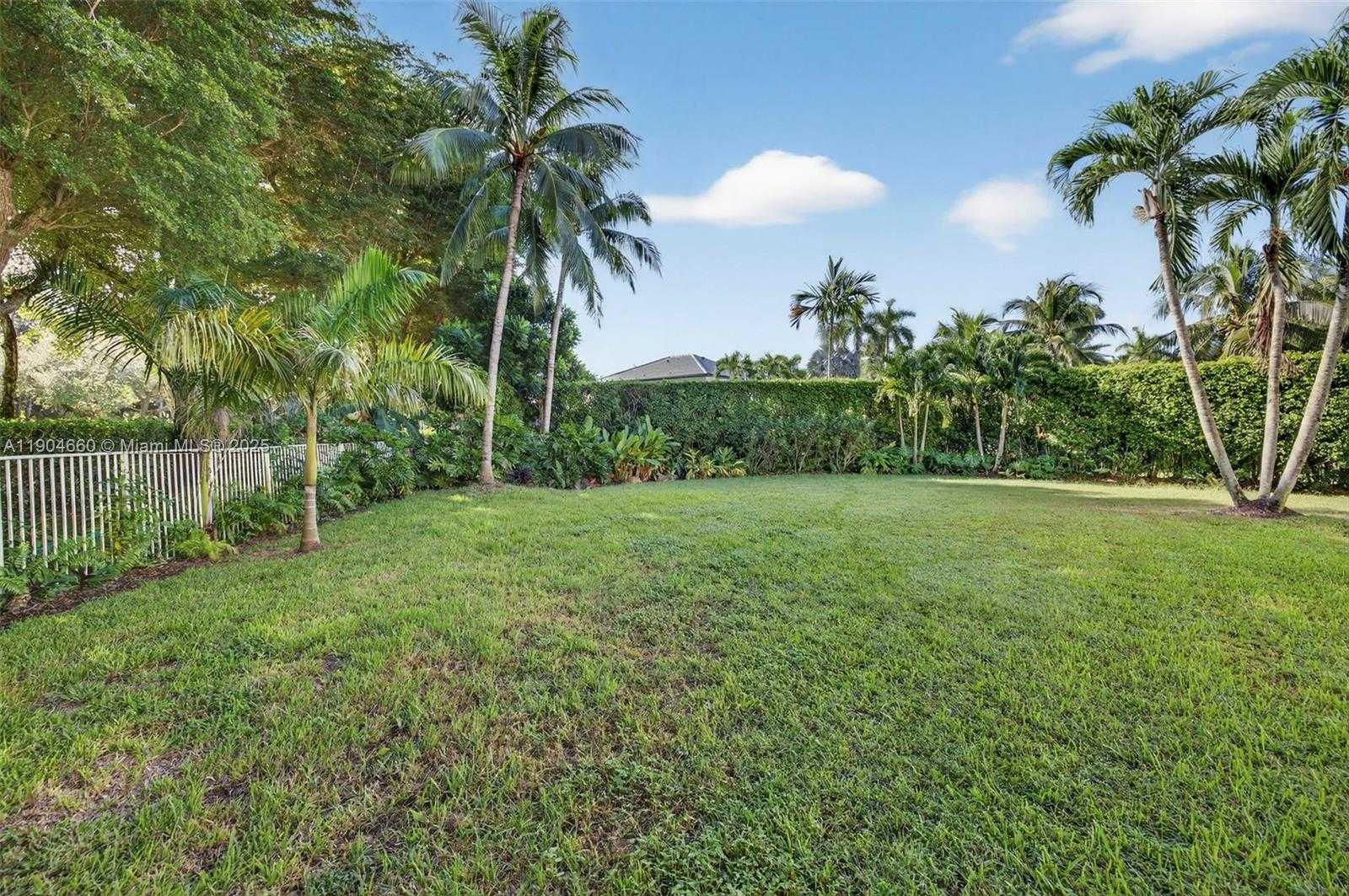 Small Image of 1781 HARBOR POINTE CIR, Weston Number 23