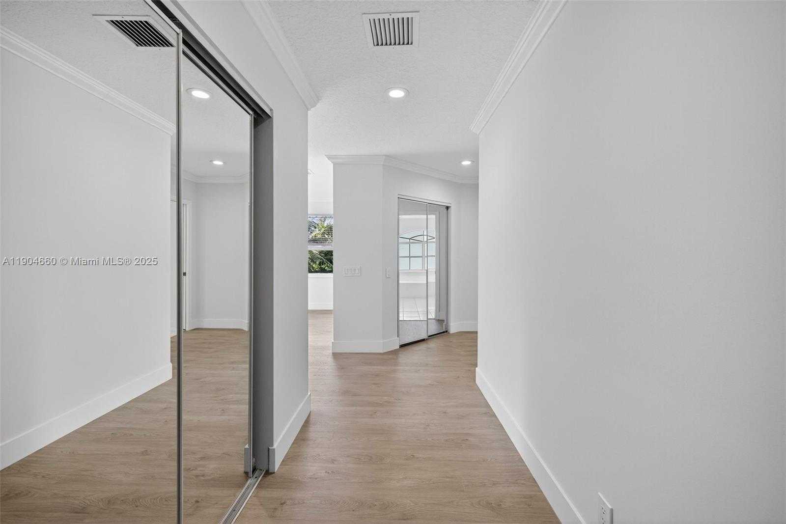 Small Image of 1781 HARBOR POINTE CIR, Weston Number 27