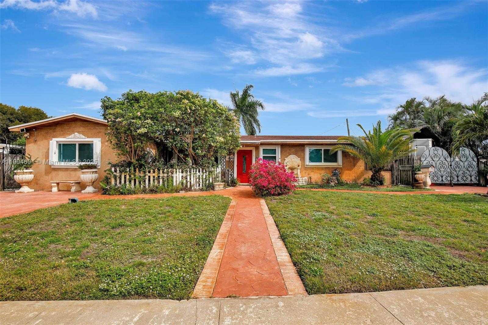 Small Image of 421 NORTH WEST 77TH WAY, Pembroke Pines Number 1