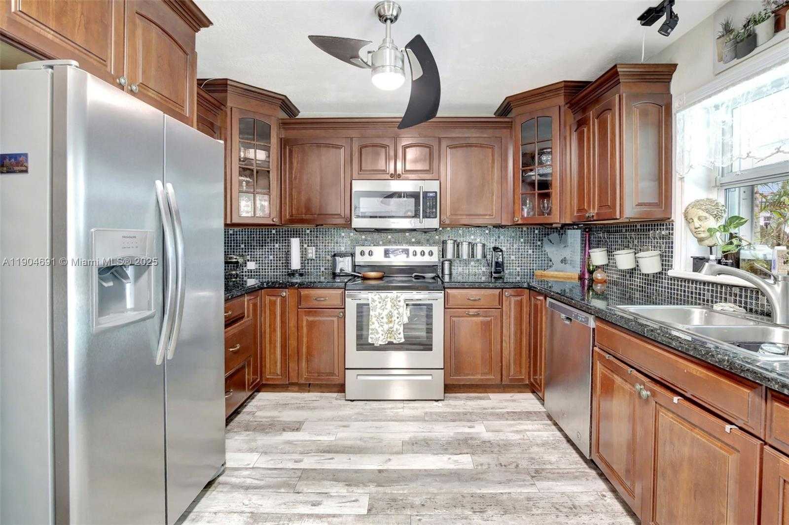 Small Image of 421 NORTH WEST 77TH WAY, Pembroke Pines Number 16