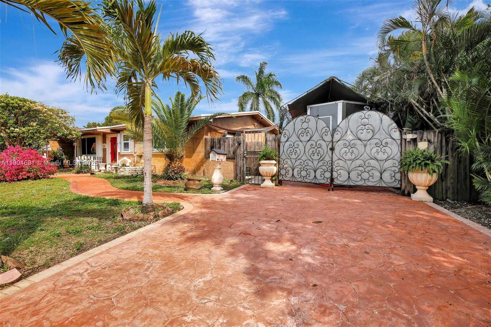 Small Image of 421 NORTH WEST 77TH WAY, Pembroke Pines Number 3