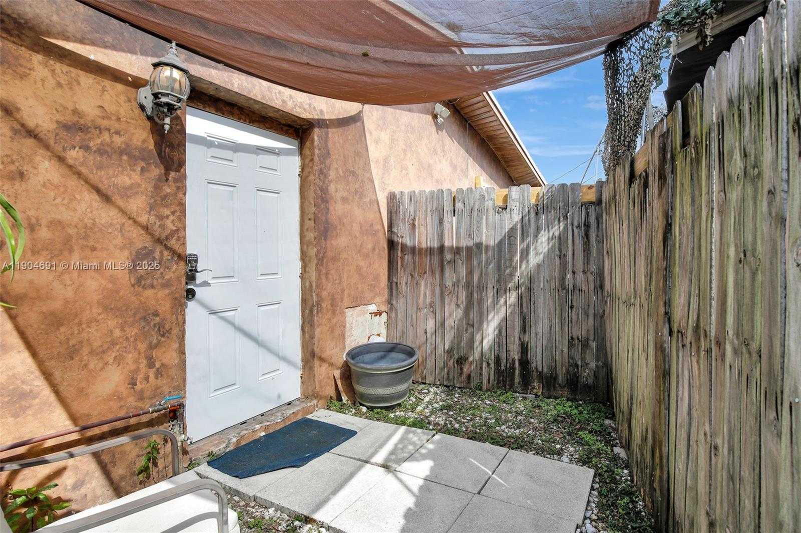 Small Image of 421 NORTH WEST 77TH WAY, Pembroke Pines Number 4