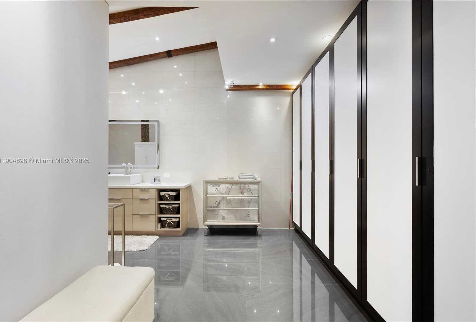 Small Image of 9320 NORTH WEST 48TH DORAL TER, Doral Number 25