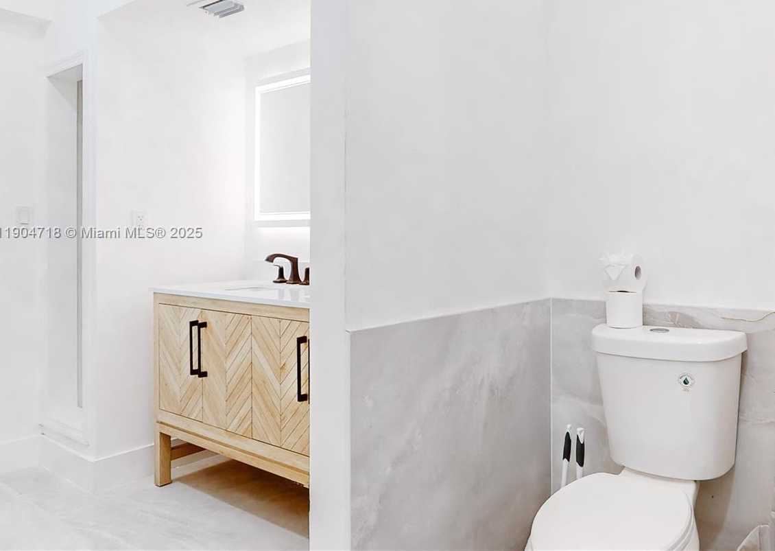 Small Image of 2525 GARFIELD ST, Hollywood Number 15