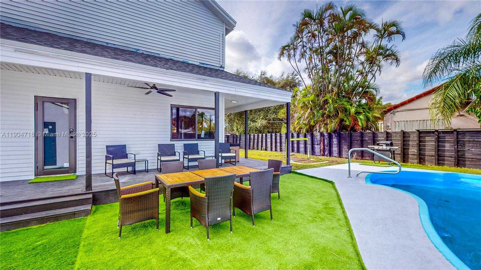 Small Image of 2525 GARFIELD ST, Hollywood Number 5