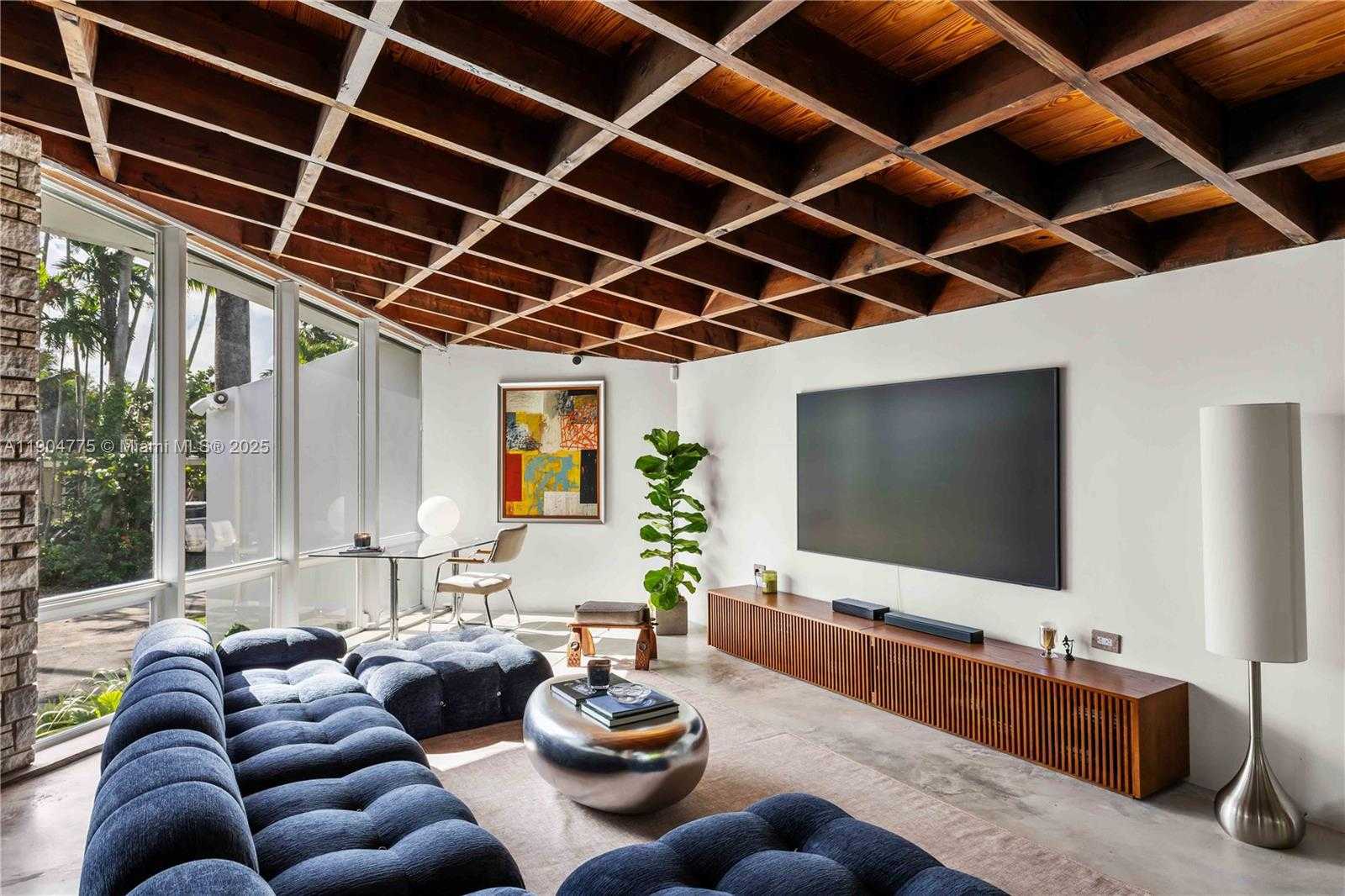 Small Image of 1071 NORTH EAST 85TH ST, Miami Number 4