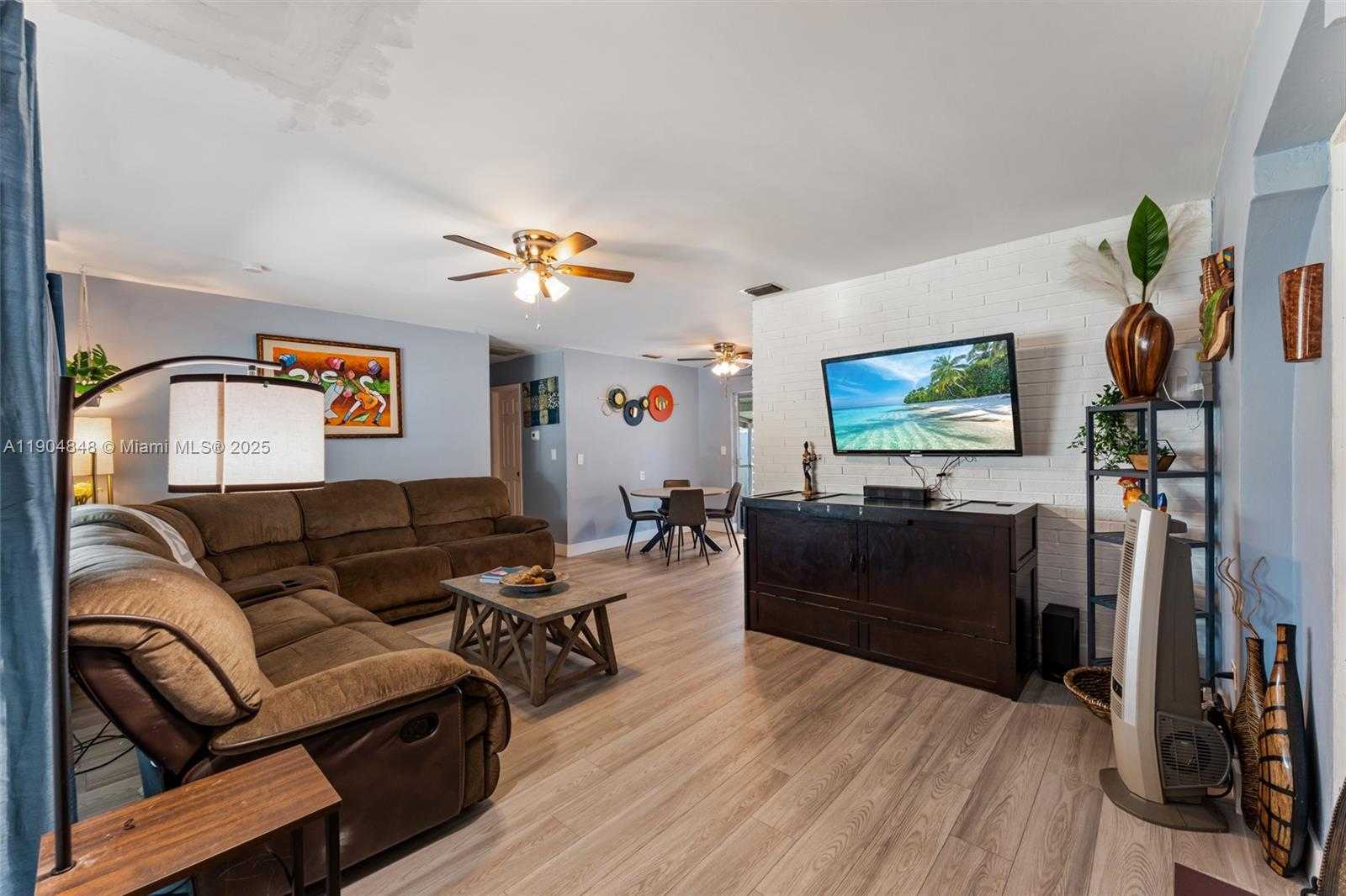 Small Image of 2020 DE SOTO DR, Miramar Number 4