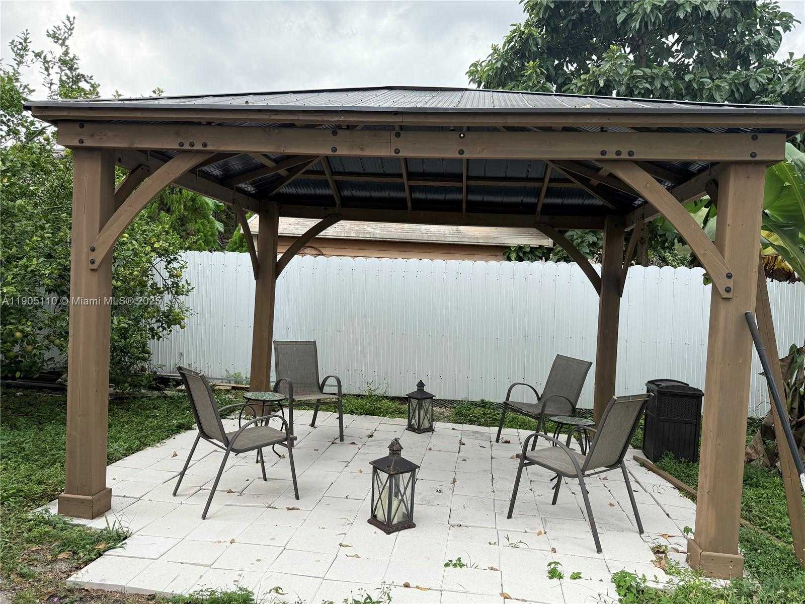 Small Image of 5861 NORTH WEST 201ST LN, Hialeah Number 10