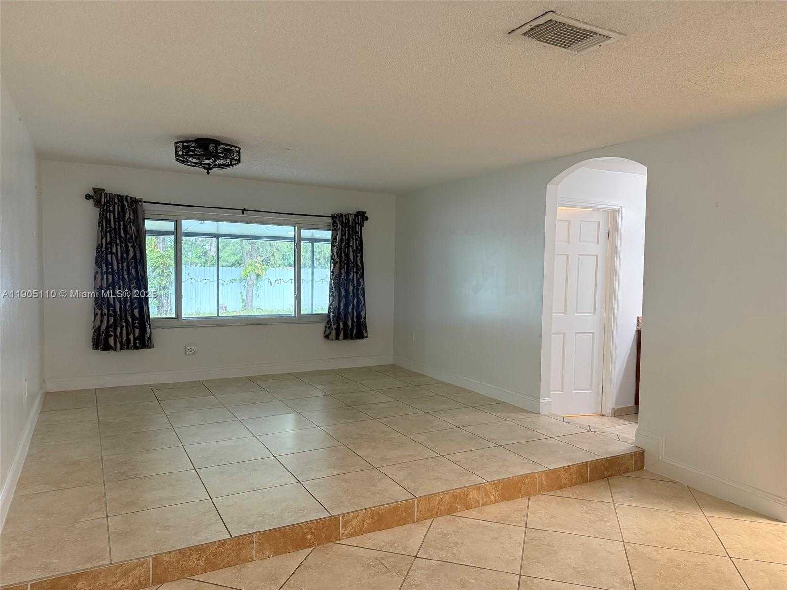 Small Image of 5861 NORTH WEST 201ST LN, Hialeah Number 3