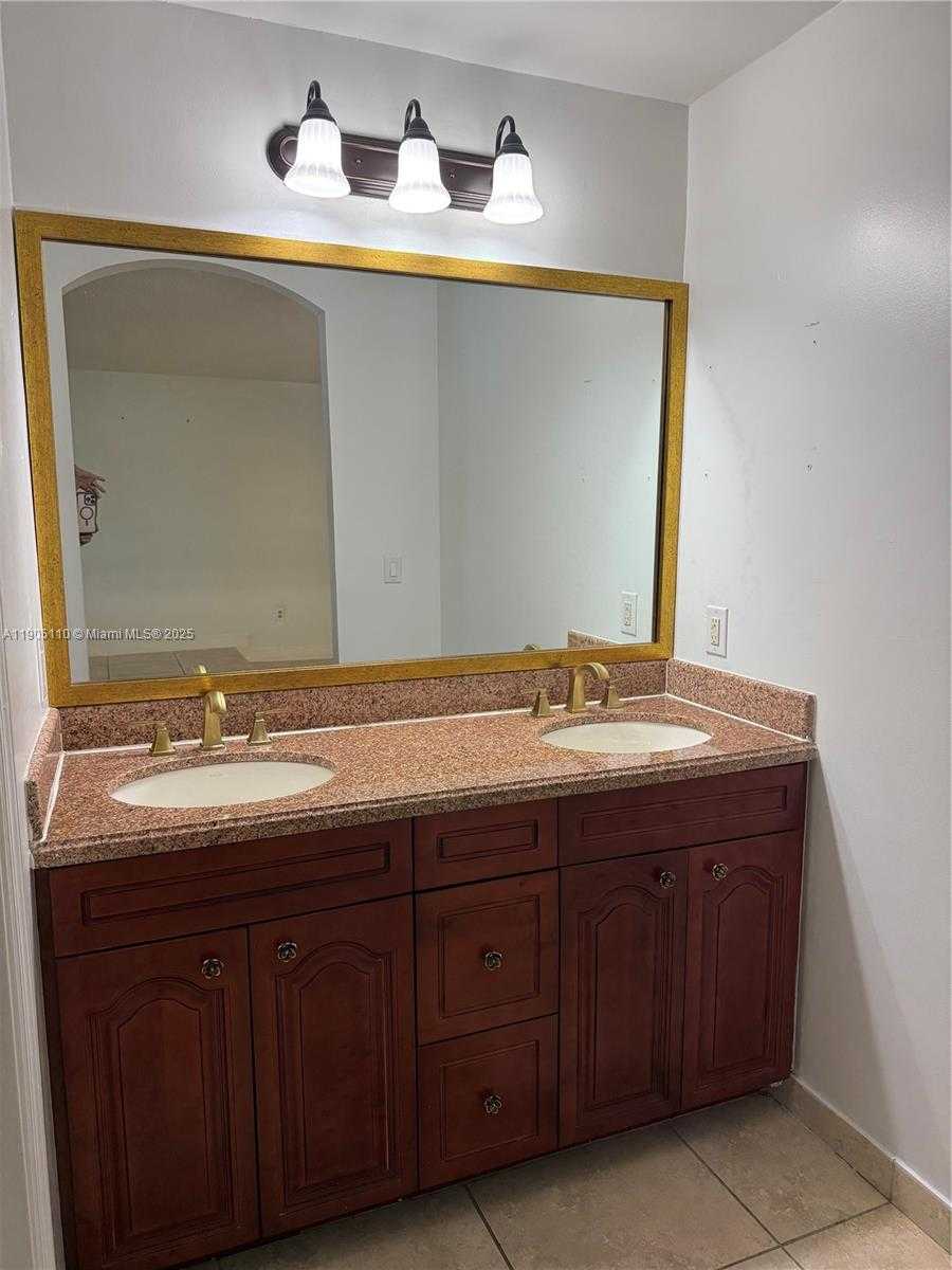 Small Image of 5861 NORTH WEST 201ST LN, Hialeah Number 4