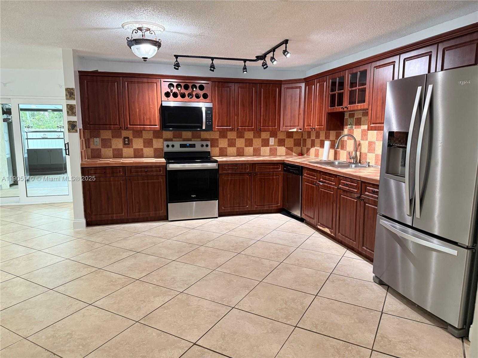 Small Image of 5861 NORTH WEST 201ST LN, Hialeah Number 6