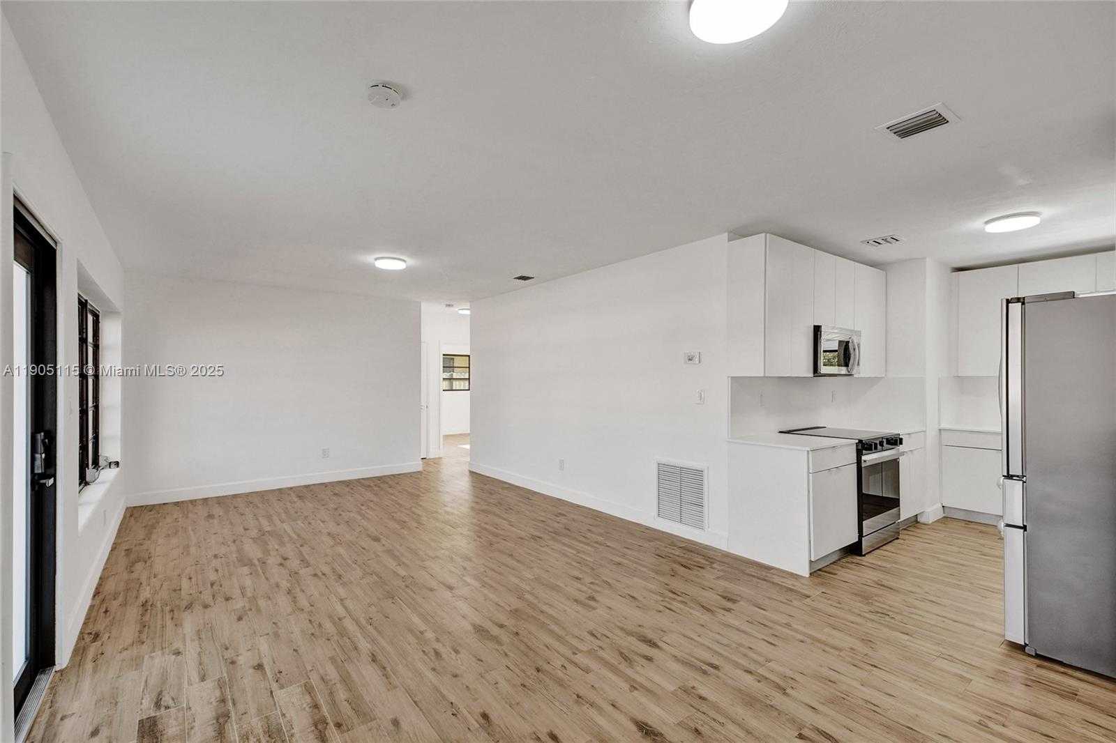 Small Image of 4631 EAST 8TH CT, Hialeah Number 15