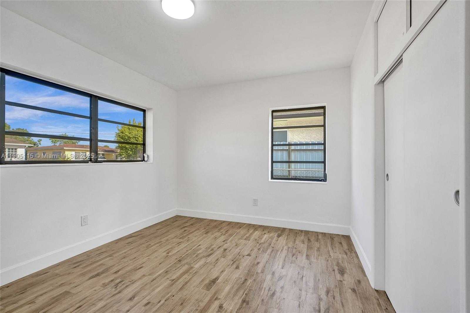 Small Image of 4631 EAST 8TH CT, Hialeah Number 21