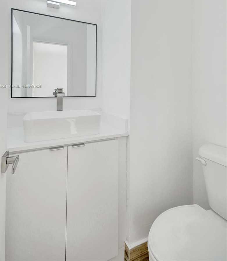 Small Image of 4631 EAST 8TH CT, Hialeah Number 40